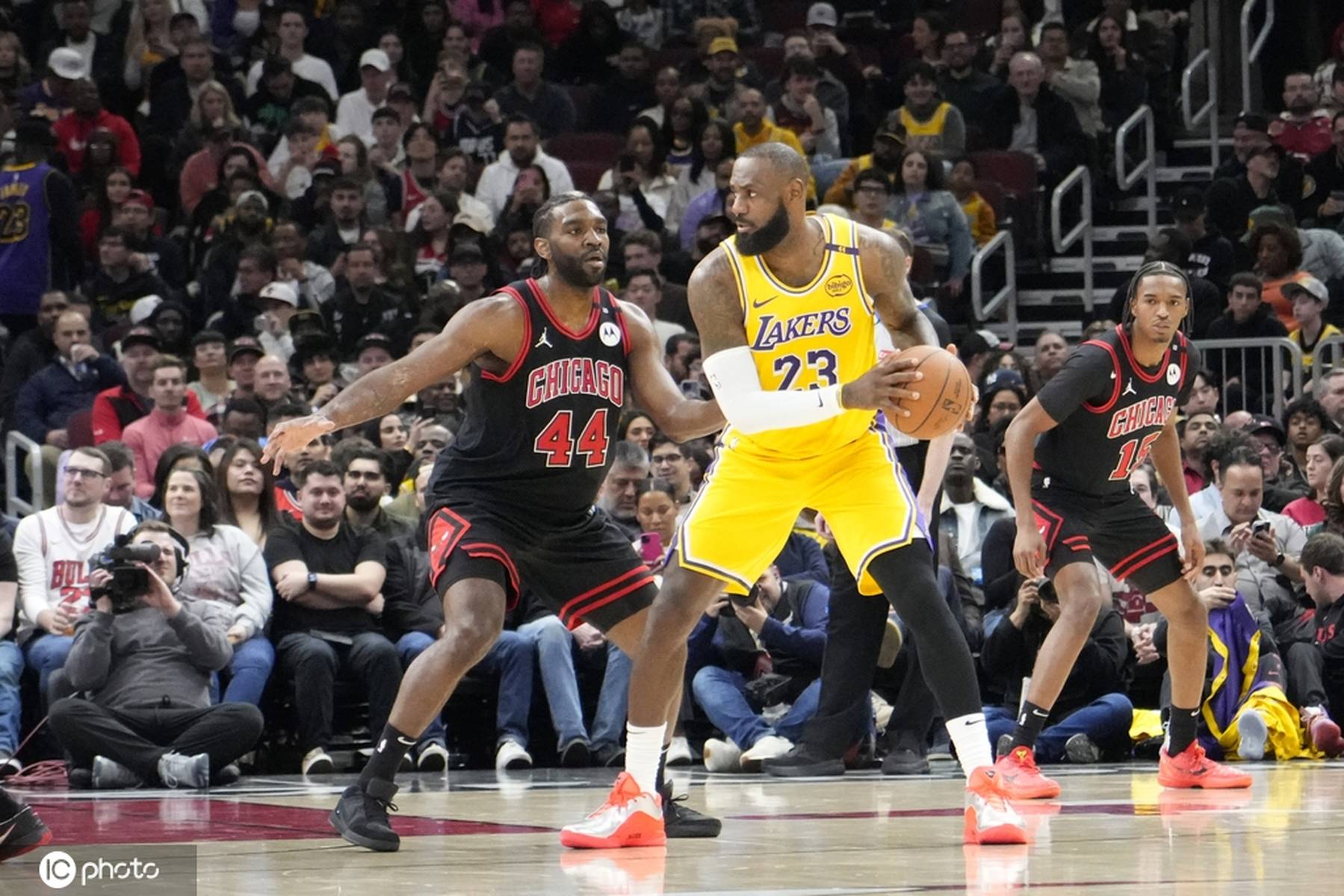 九游体育下载-詹姆斯意外战胜利物浦，出色防守引爆全场！赛场气氛高涨的简单介绍