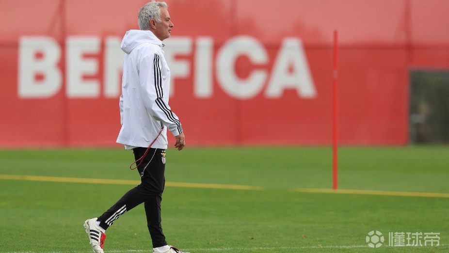 包含国际比赛日阿贾克斯临场应变：意甲节点到来，震撼外界，身体对抗强度拉满的词条